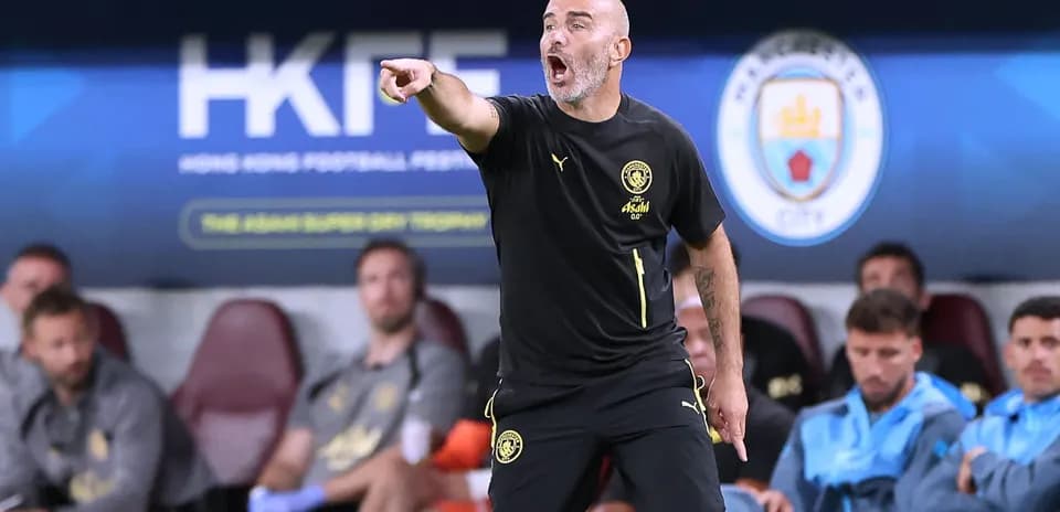 Entrenador dirigiendo desde el banquillo durante partido