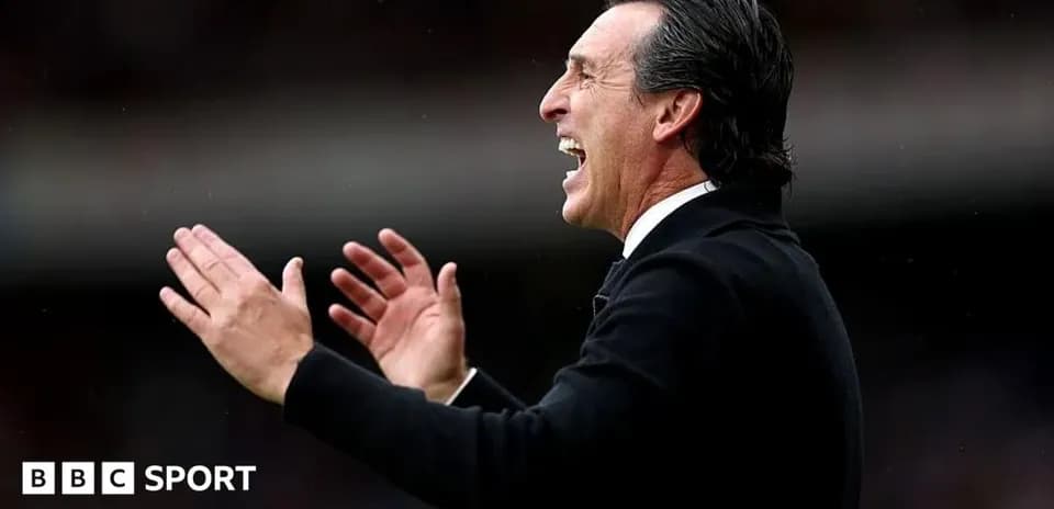 Entrenador animando al equipo durante el partido