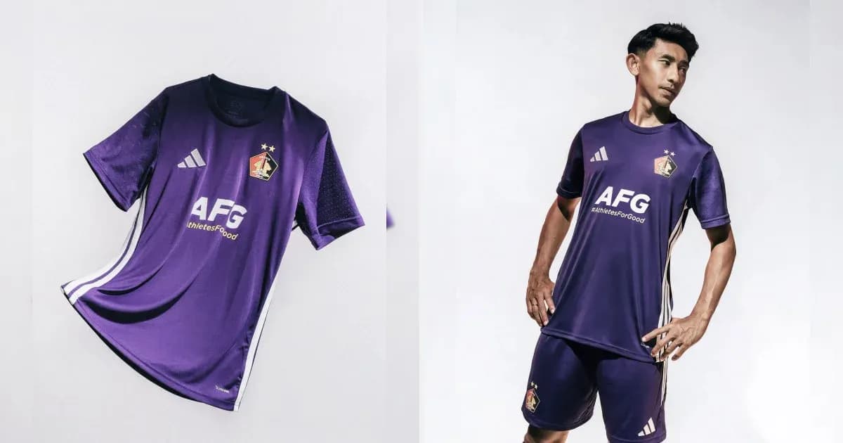 Jugador posando con camiseta de fútbol morada