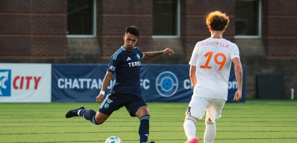 Jugador de FC Cincinnati II realizando un pase