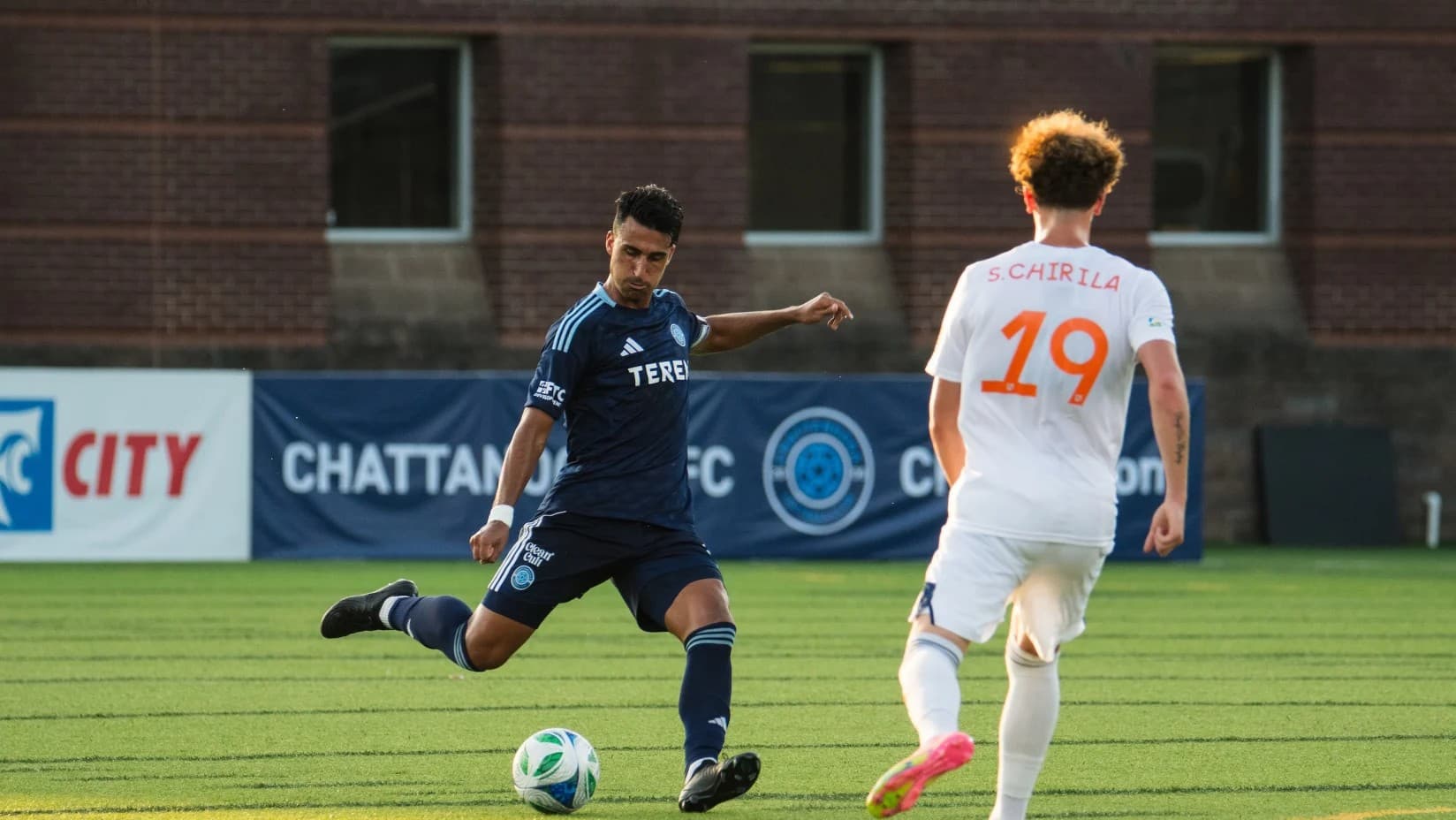 Jugador de FC Cincinnati II realizando un pase