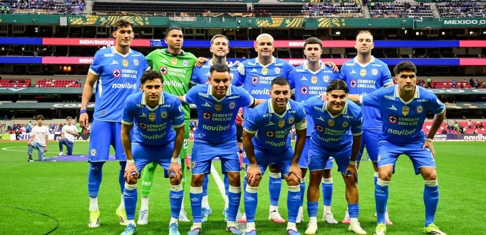 Jugadores de Cruz Azul en alineación previa al partido