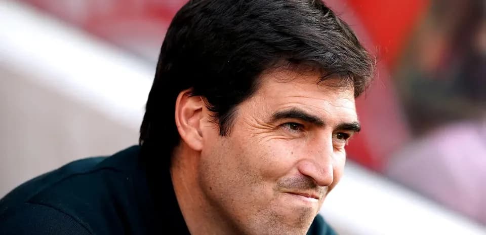 Entrenador en el banquillo durante un partido