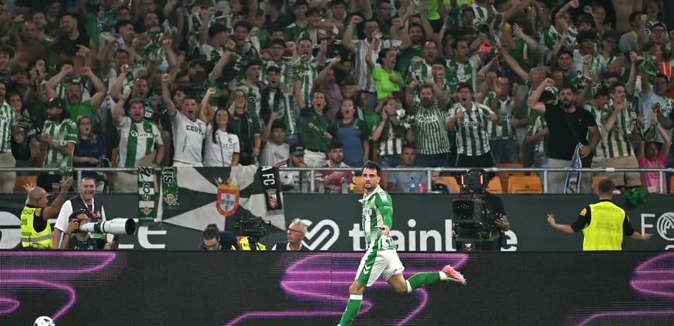 Jugador de Real Betis celebrando con aficionados en estadio