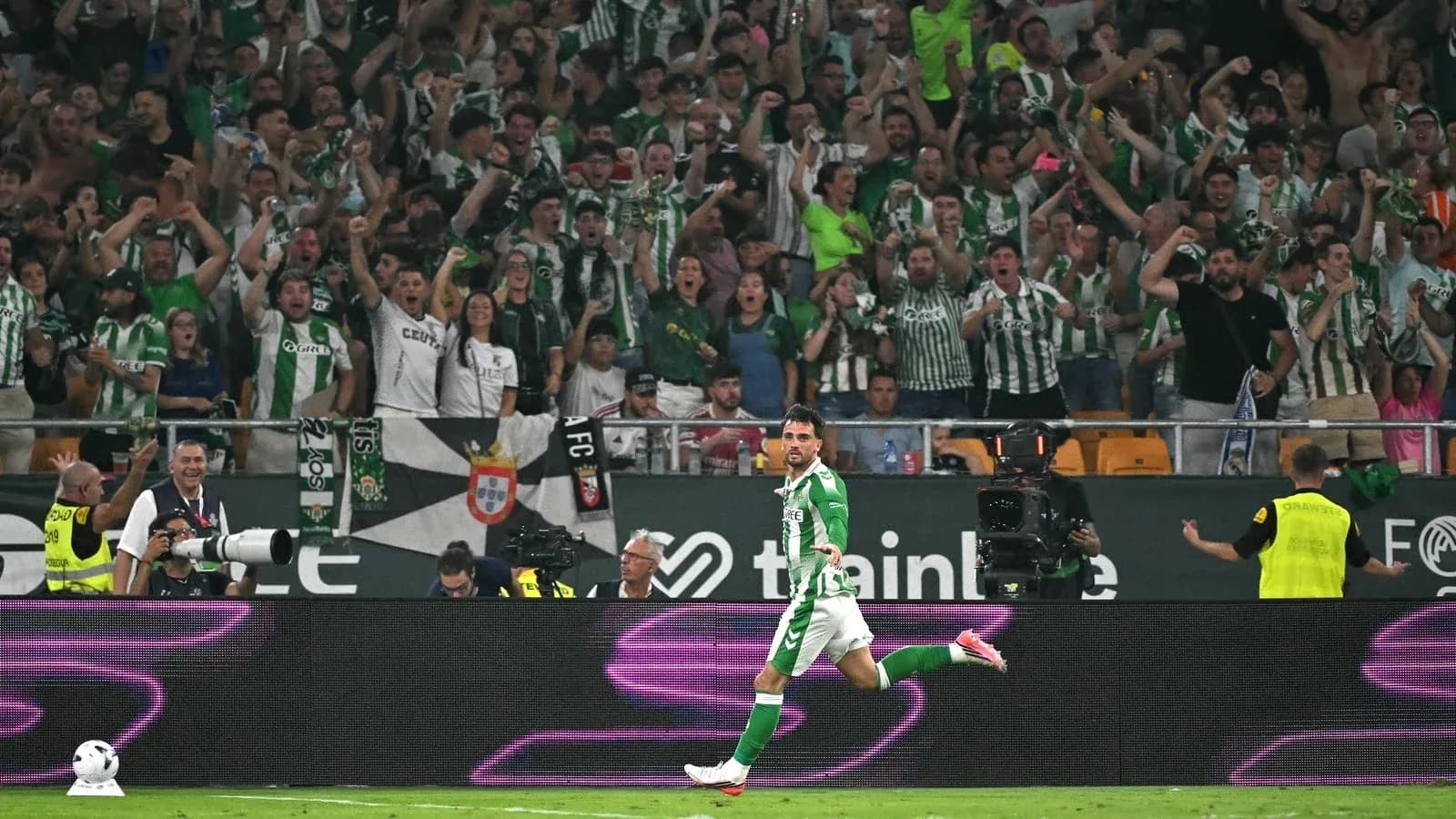 Jugador de Real Betis celebrando con aficionados en estadio