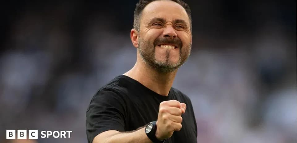 Entrenador celebrando con un puño en alto
