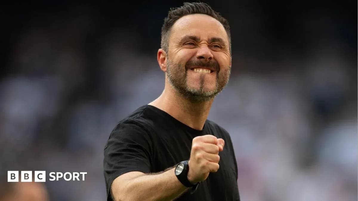 Entrenador celebrando con un puño en alto