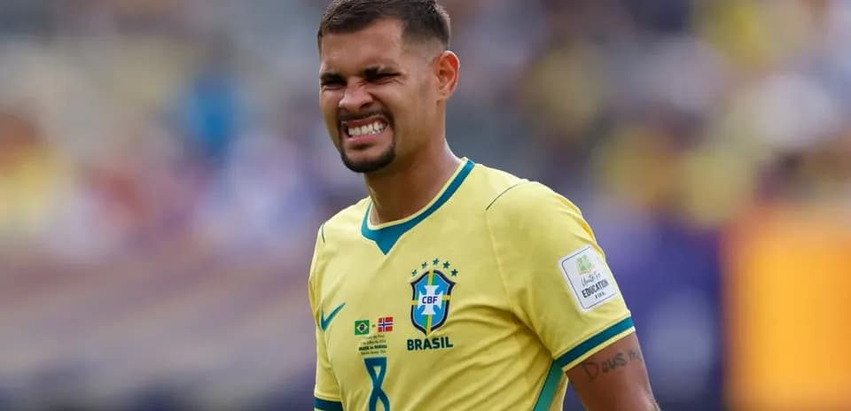 Jugador de Brasil en uniforme amarillo en el campo