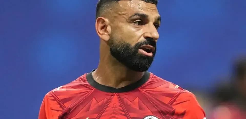 Jugador de fútbol con camiseta roja de Egipto