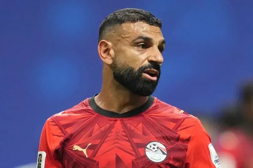 Jugador de fútbol con camiseta roja de Egipto