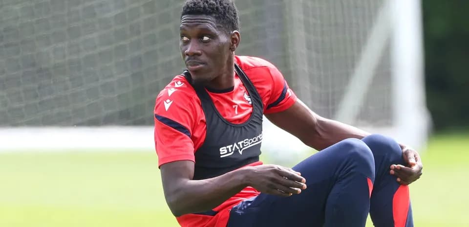 Jugador sentado en el campo durante entrenamiento