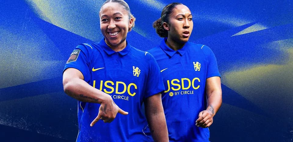 Jugadora de Chelsea posando con camiseta del equipo