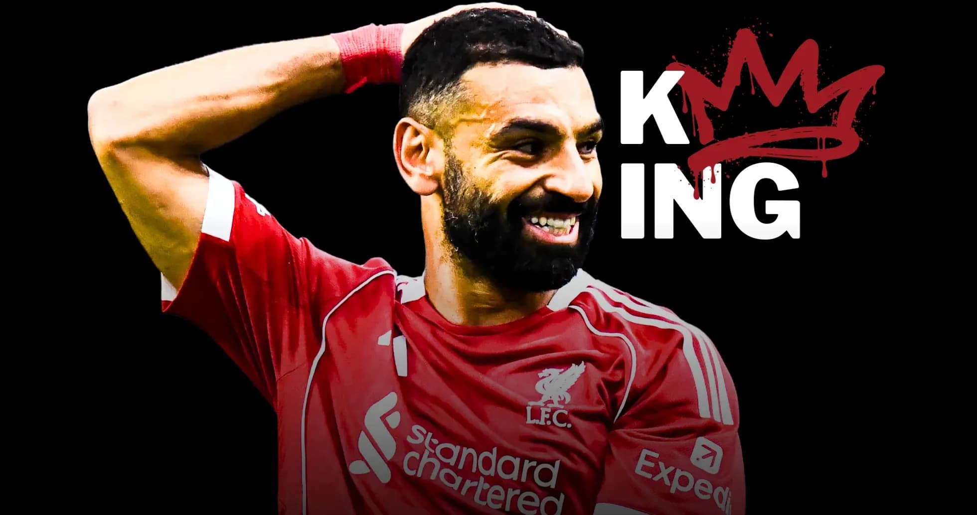 Jugador de Liverpool sonriendo con la mano en la cabeza