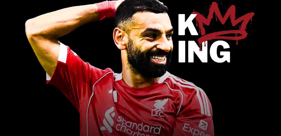 Jugador de Liverpool sonriendo con la mano en la cabeza