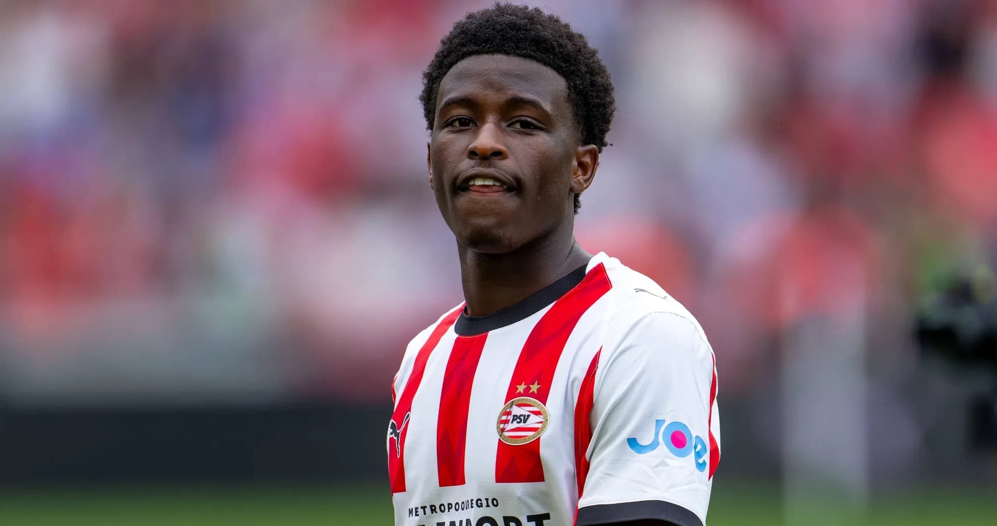 Jugador de PSV con camiseta roja y blanca