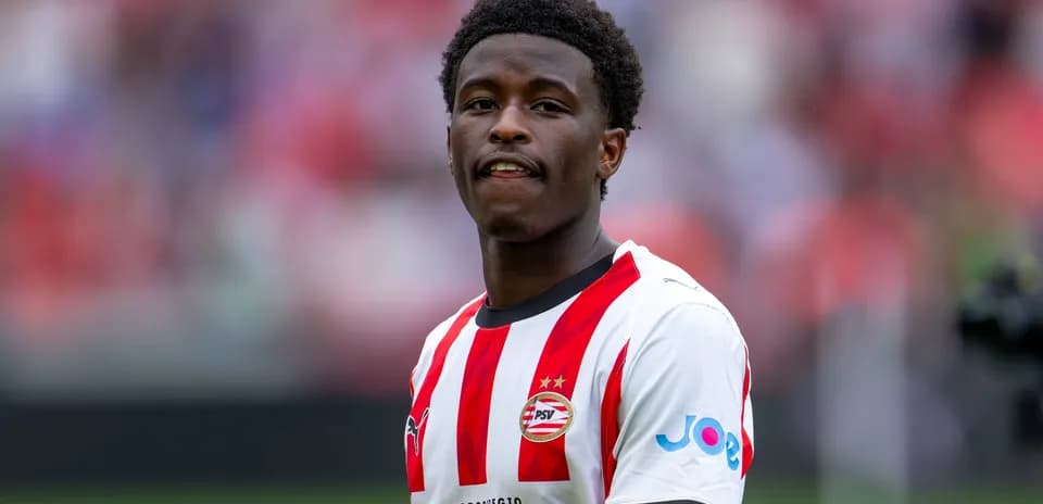 Jugador de PSV con camiseta roja y blanca
