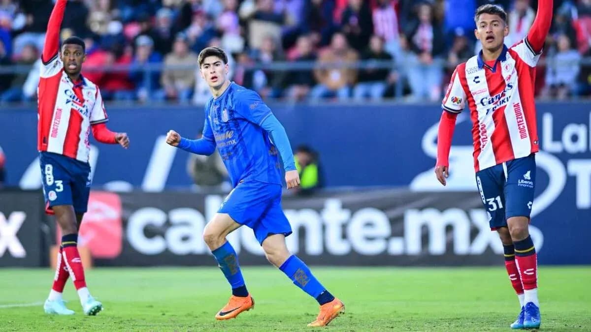 Jugador de Atlético San Luis celebrando un gol