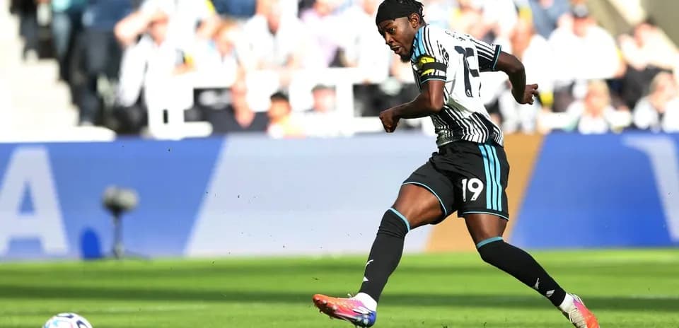 Jugador de Newcastle United pateando el balón en el campo