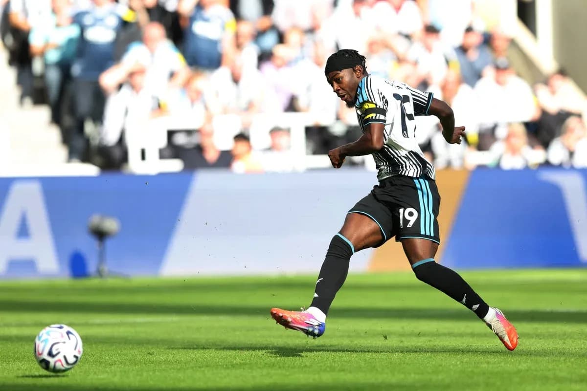 Jugador de Newcastle United pateando el balón en el campo