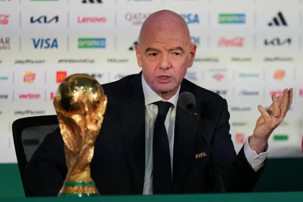 Gianni Infantino en conferencia de prensa con trofeo