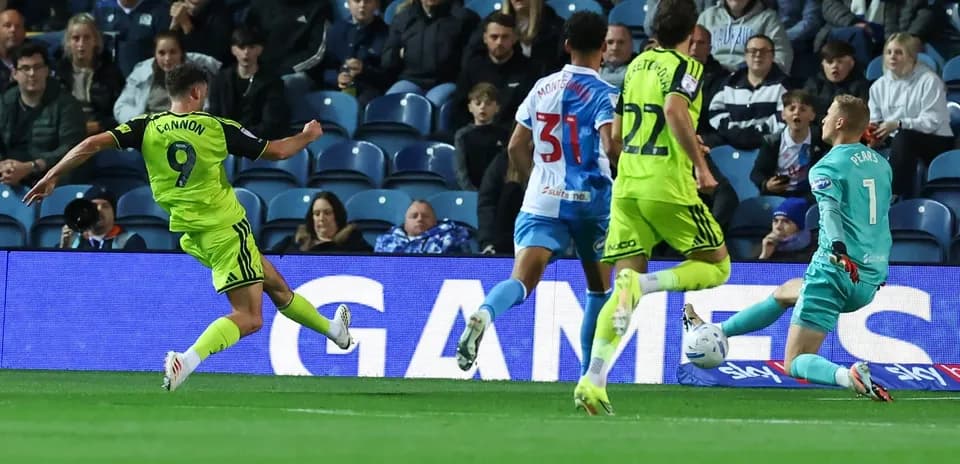 Jugador disparando a puerta durante un partido de fútbol