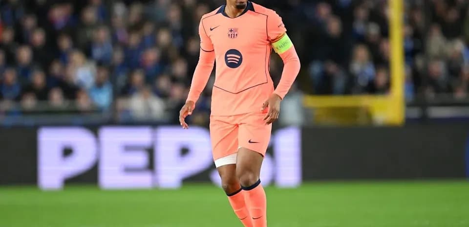 Jugador de fútbol con camiseta rosa en el campo