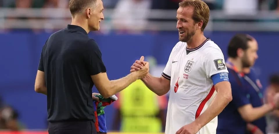 Entrenador y jugador se dan la mano tras partido