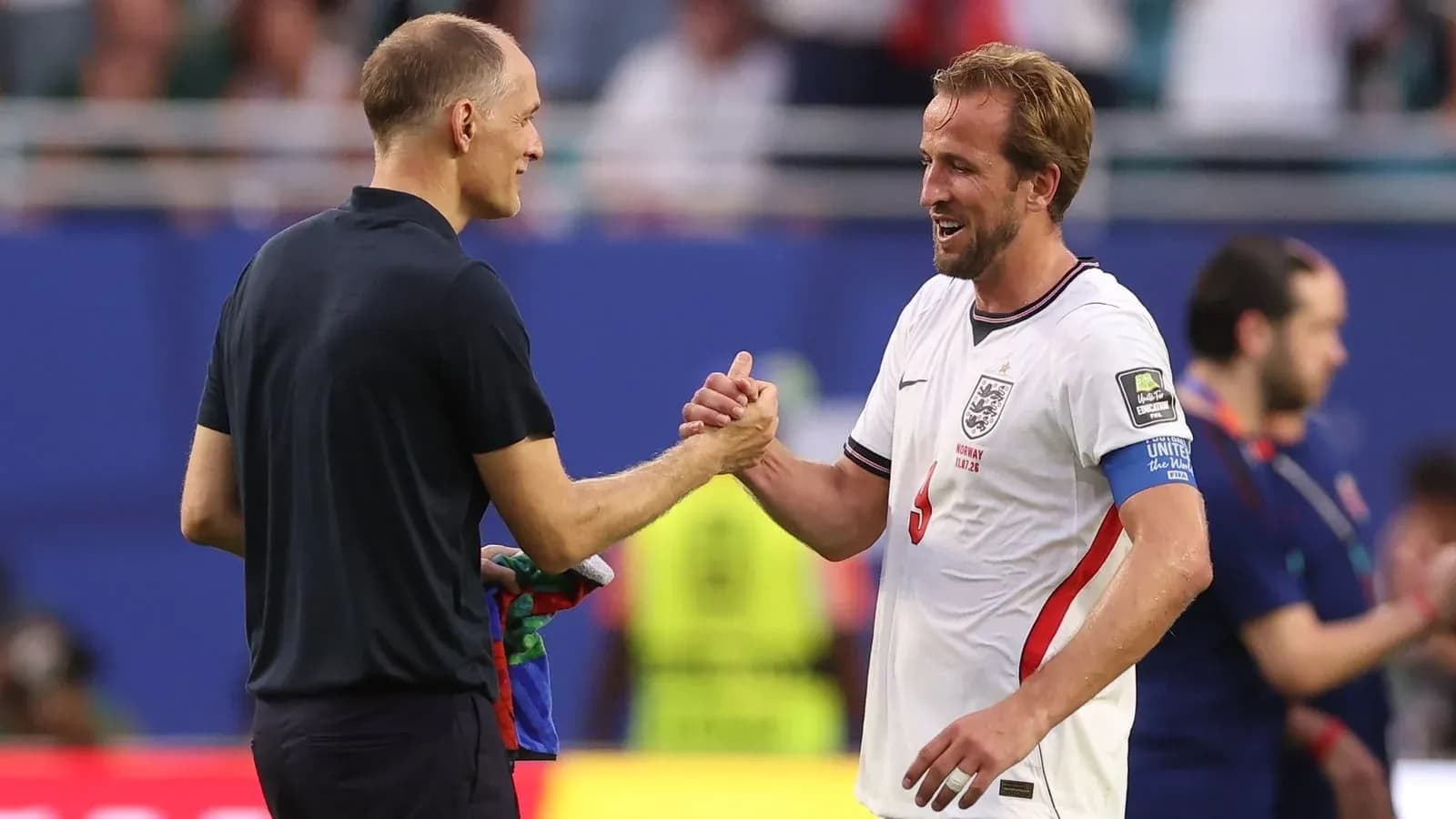 Entrenador y jugador se dan la mano tras partido