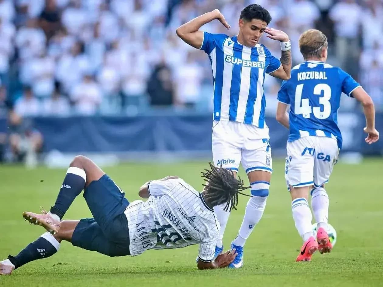 Jugadores de Lech Poznan en acción durante el partido
