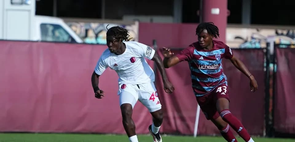 Jugador de Colorado Rapids II persiguiendo el balón