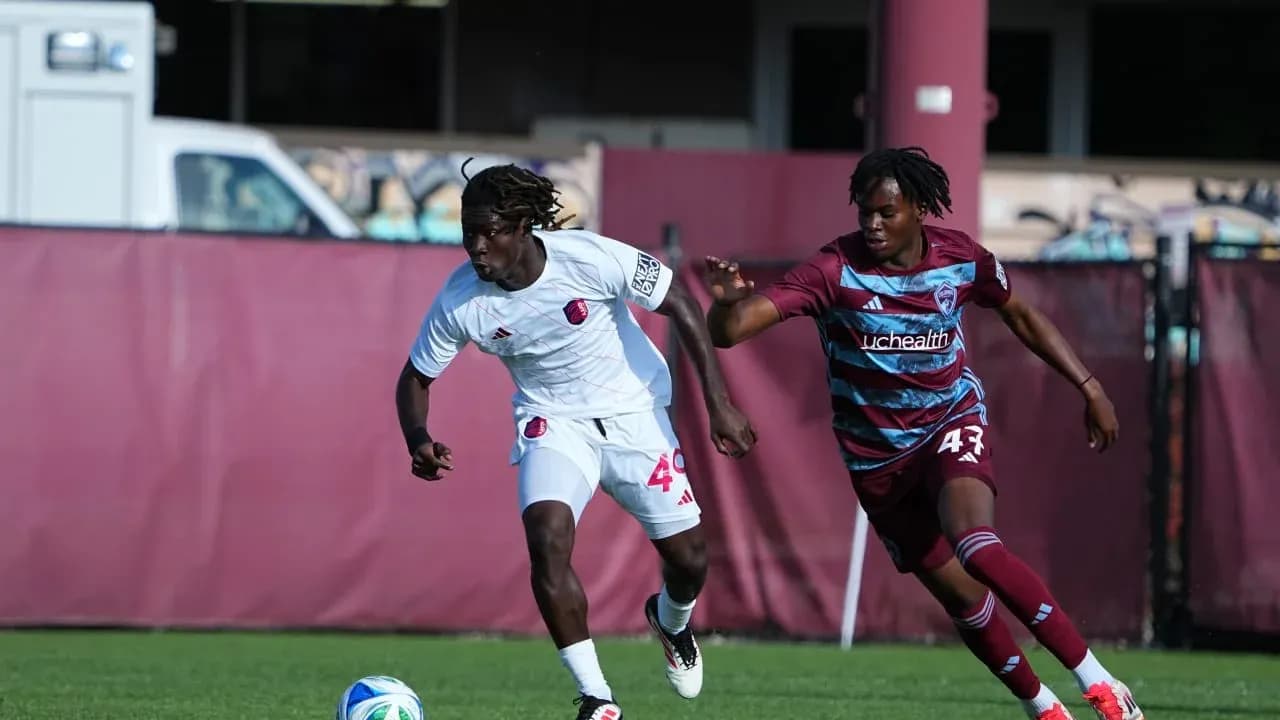 Jugador de Colorado Rapids II persiguiendo el balón