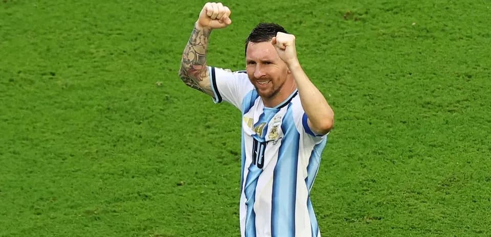 Jugador argentino celebrando con los puños levantados