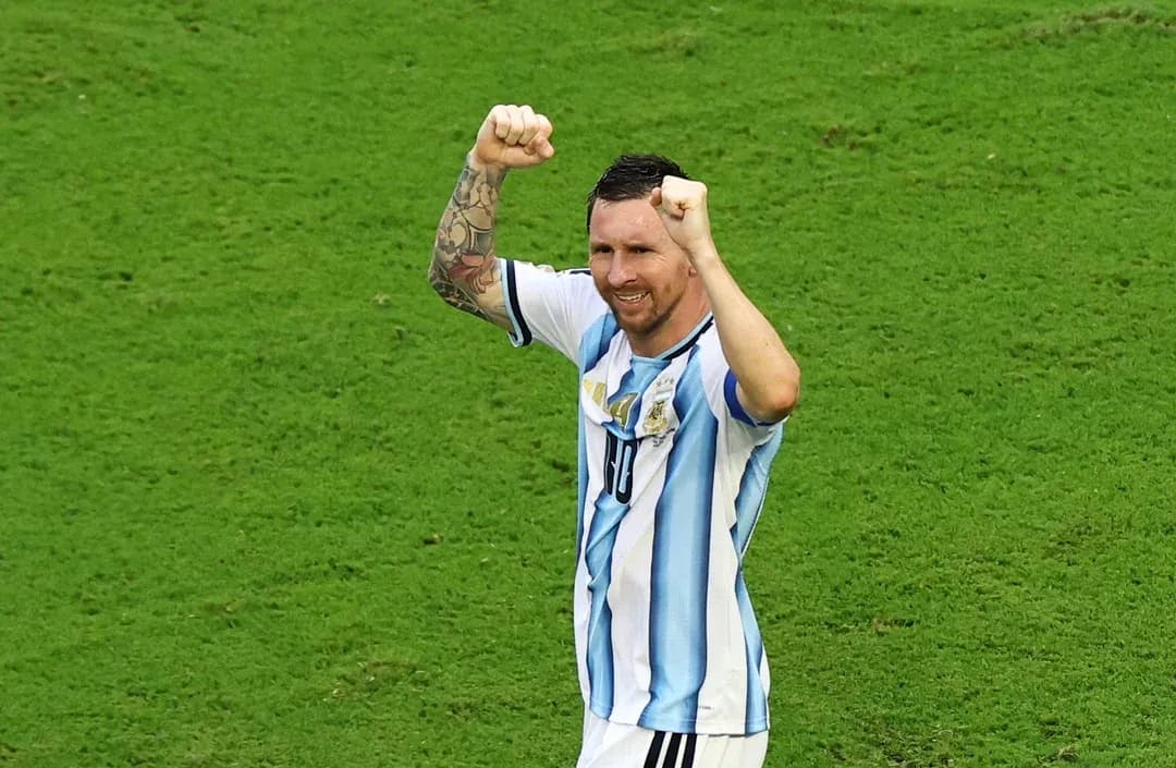 Jugador argentino celebrando con los puños levantados