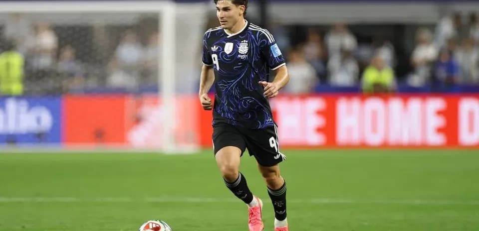 Jugador corriendo con balón en partido de fútbol
