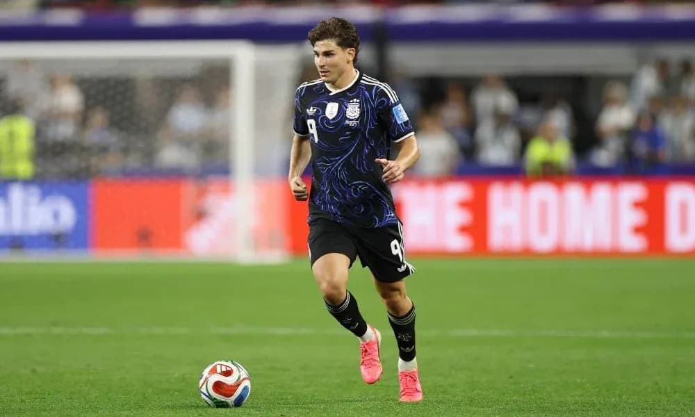 Jugador corriendo con balón en partido de fútbol