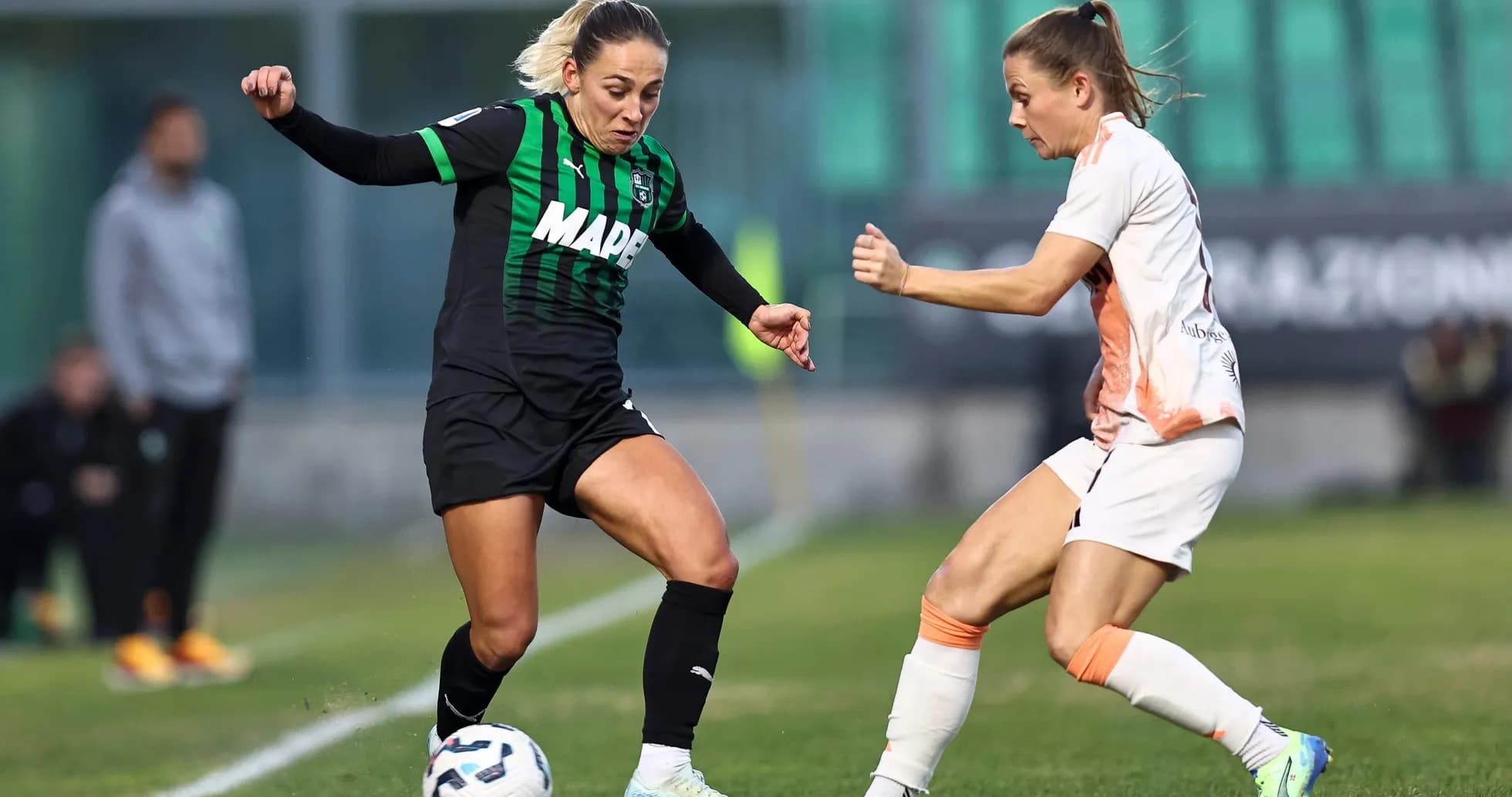 Jugadora de Sassuolo W driblando a rival de Roma W
