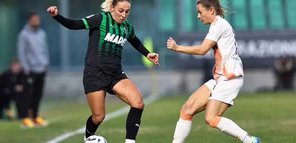 Jugadora de Sassuolo W driblando a rival de Roma W