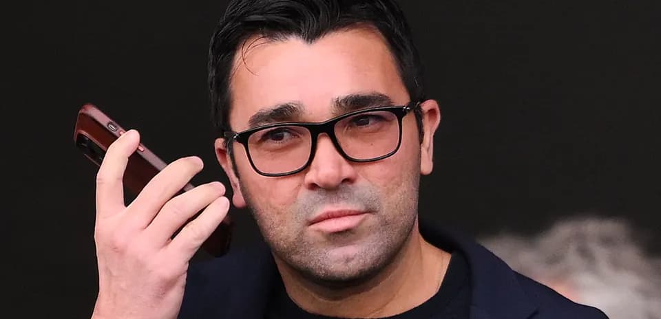 Hombre hablando por teléfono en un evento
