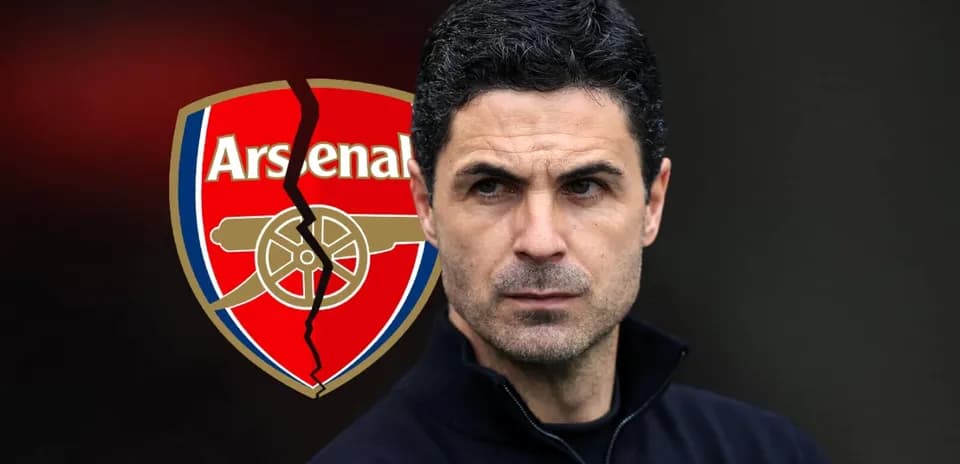 Entrenador de Arsenal con logo roto de equipo