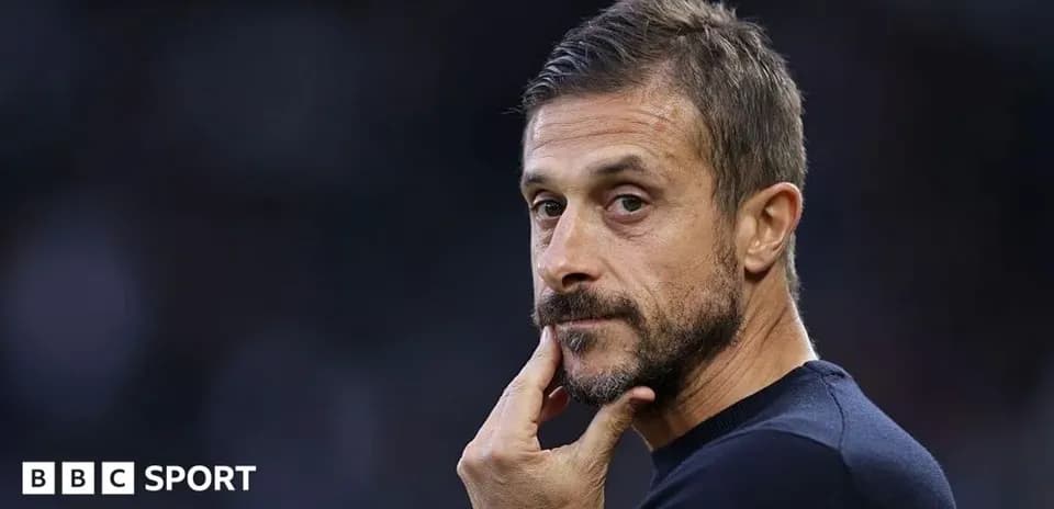 Entrenador pensativo durante un partido