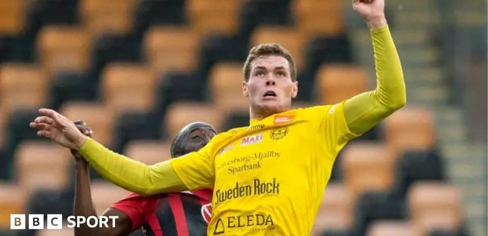 Jugador saltando durante un partido de fútbol