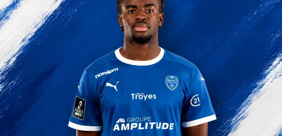 Jugador de ESTAC Troyes en uniforme azul