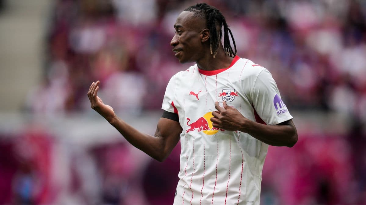 Jugador de RB Leipzig gesticulando en el campo