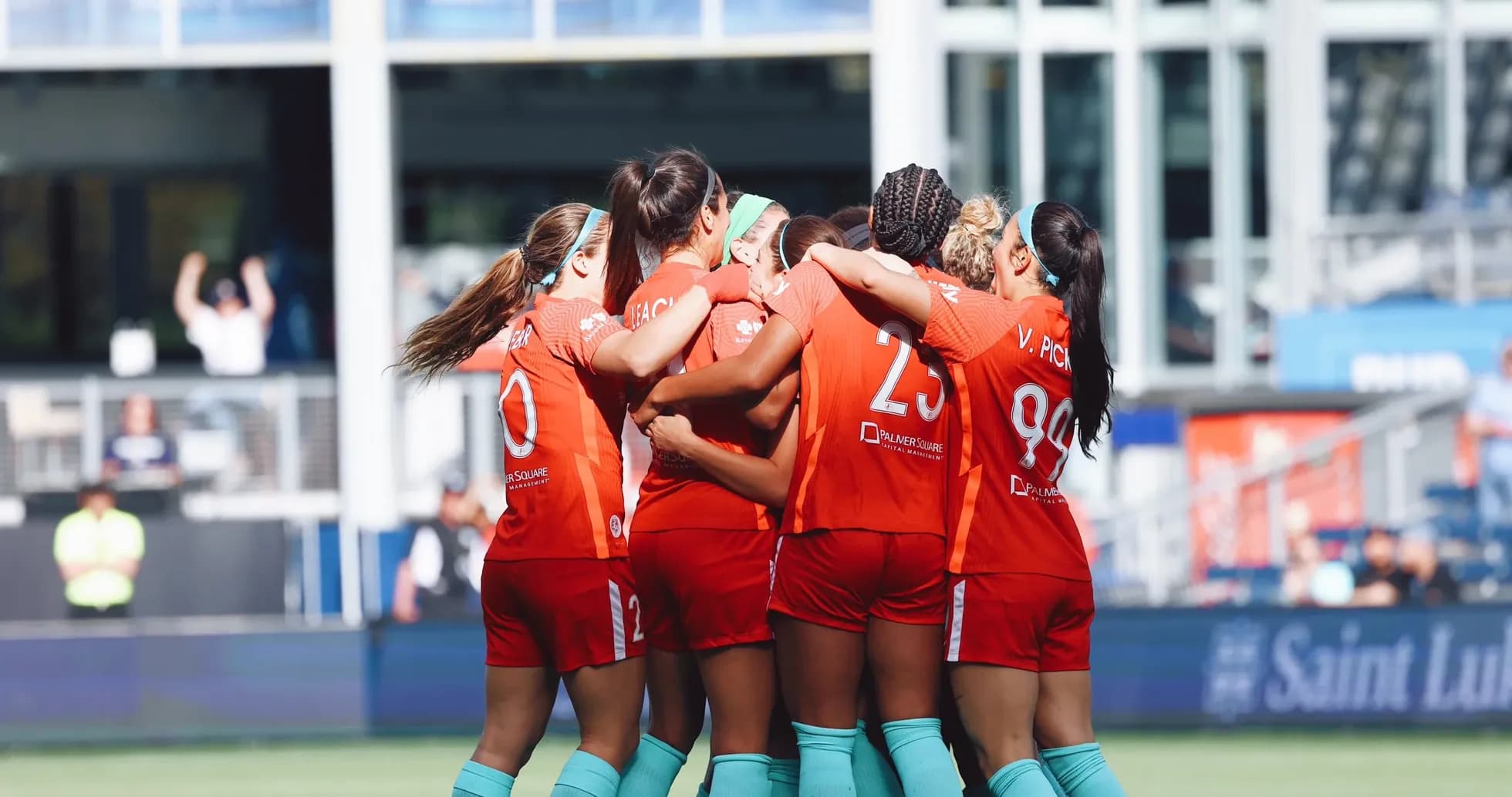 Jugadoras celebrando un gol en el partido