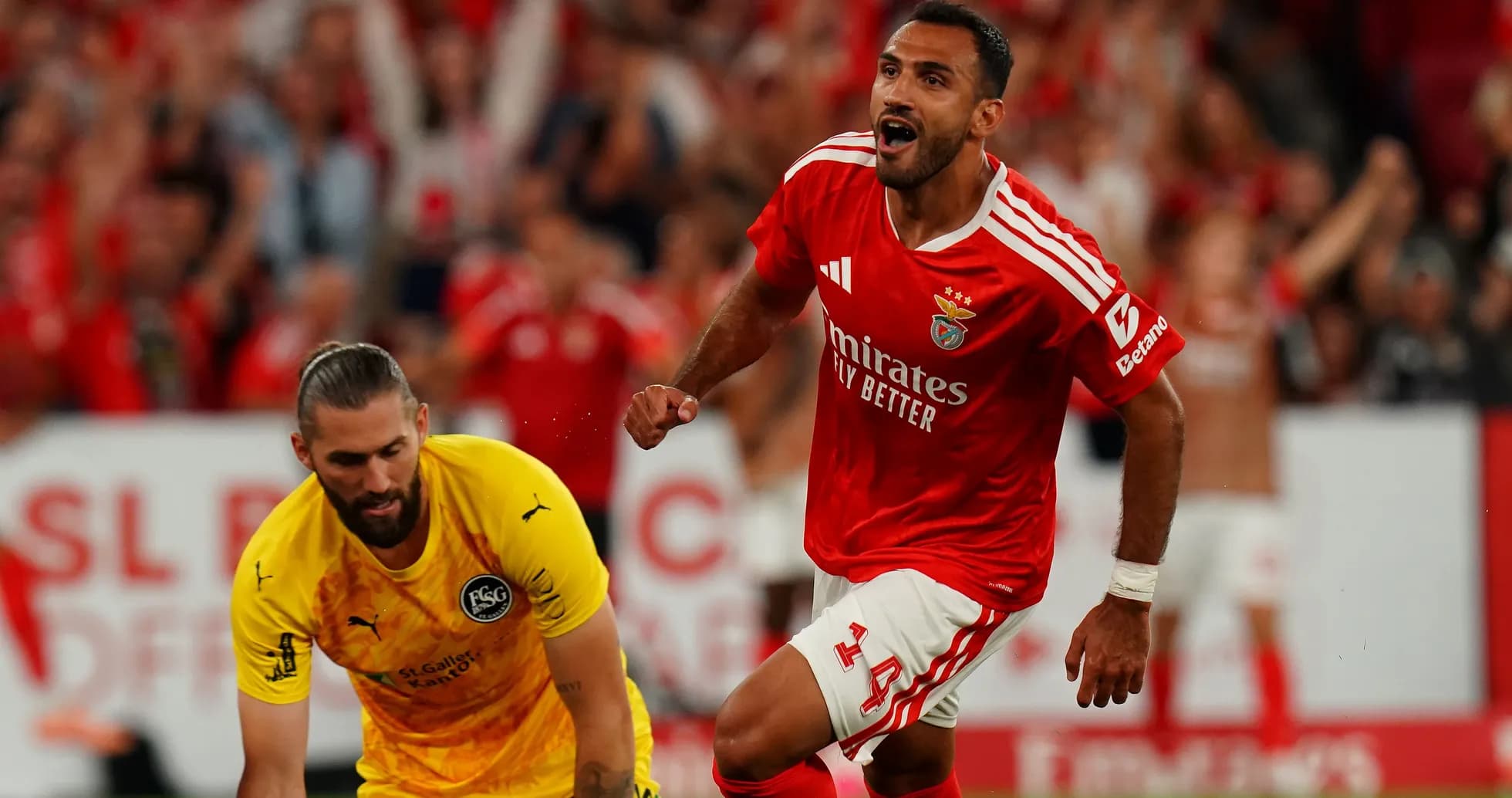 Jugador de Benfica celebrando gol frente al portero