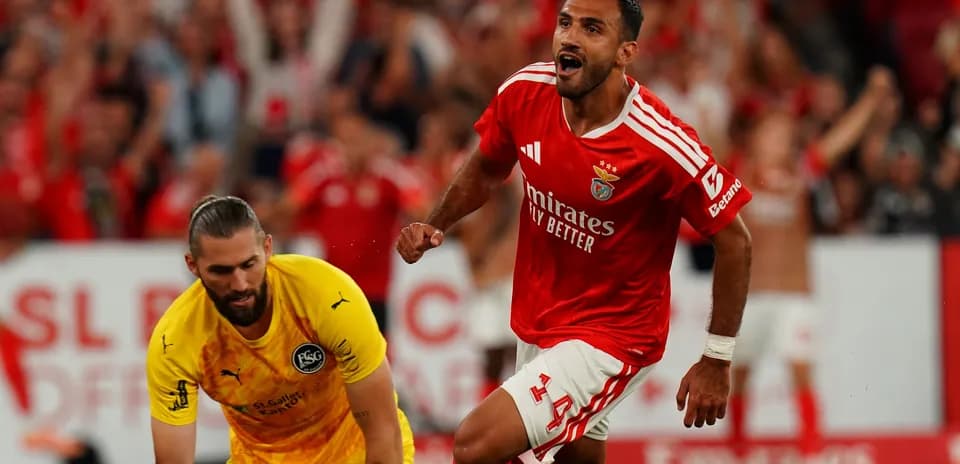 Jugador de Benfica celebrando gol frente al portero