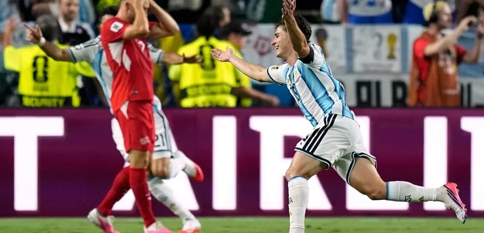 Jugador argentino celebrando un gol durante el partido