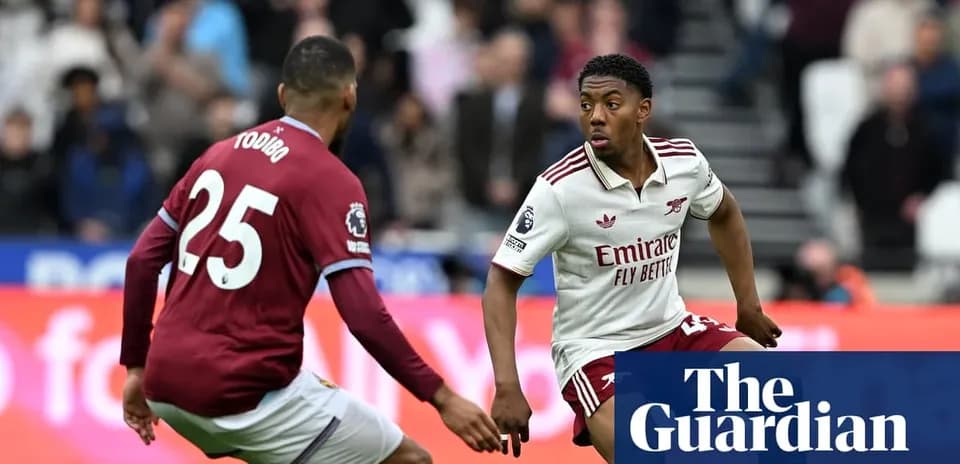 Jugador de Arsenal driblando ante defensor rival en partido