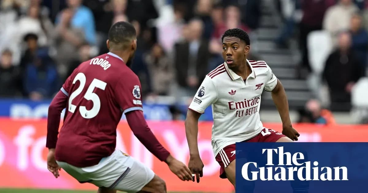 Jugador de Arsenal driblando ante defensor rival en partido