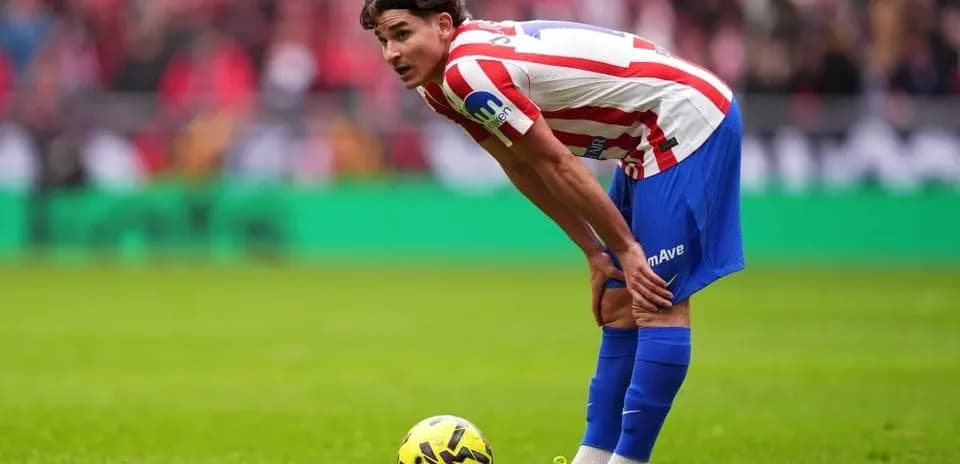 Jugador de Atlético de Madrid preparando un tiro libre